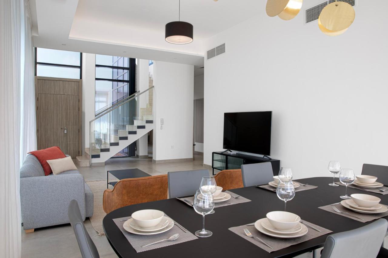 By Olala Homes Villa *